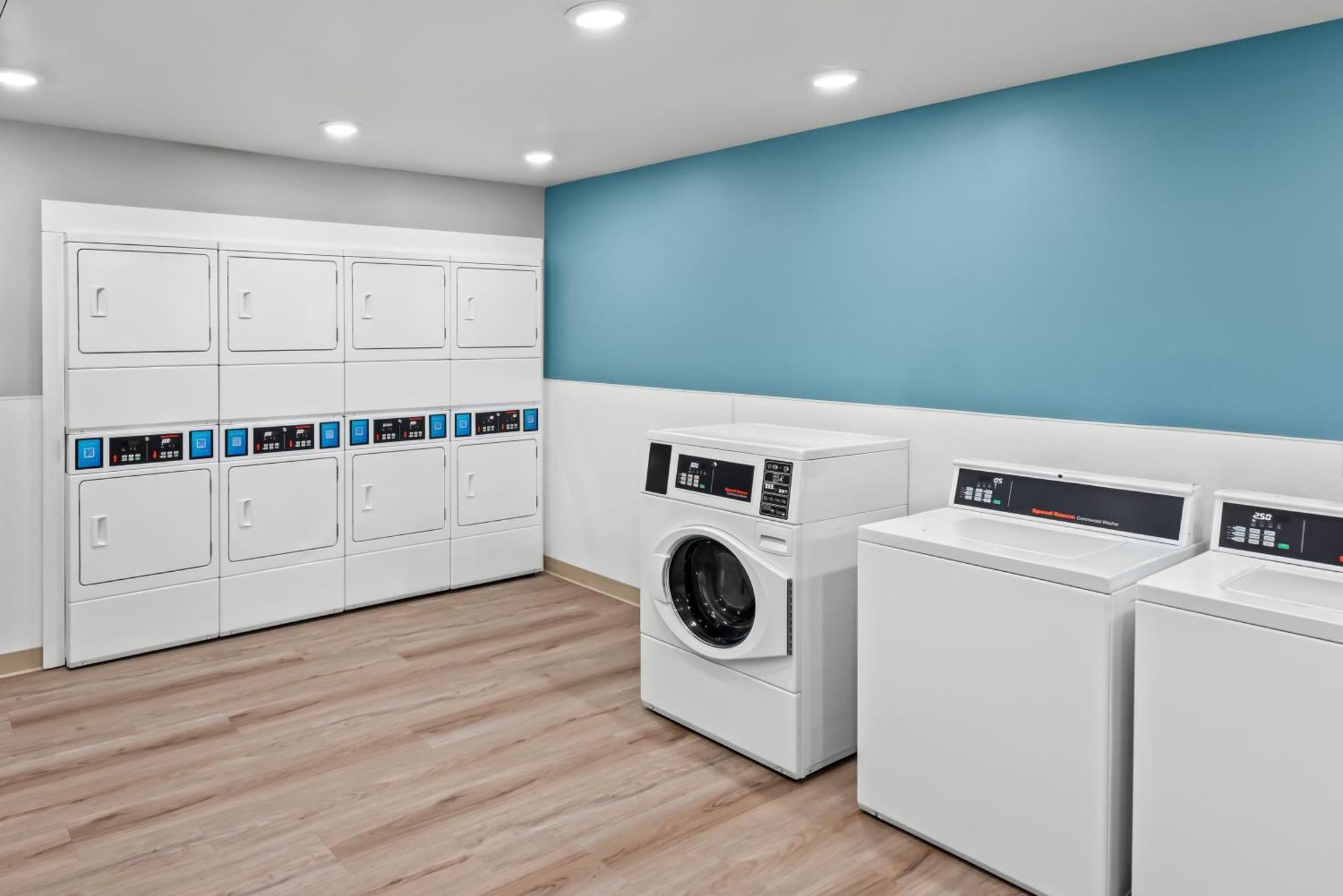 Woodspring Suites Coralville Iowa City Bagian luar foto