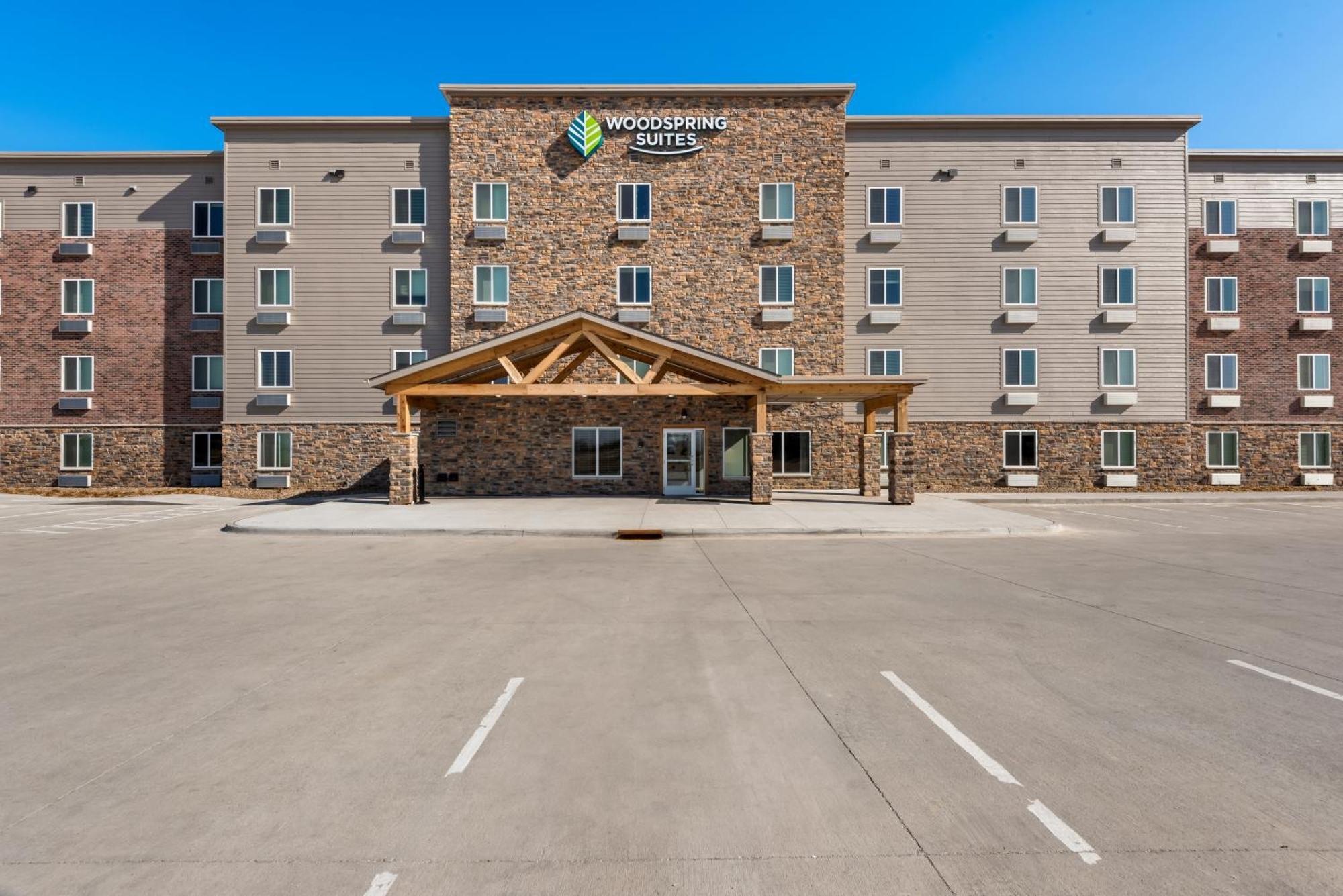 Woodspring Suites Coralville Iowa City Bagian luar foto