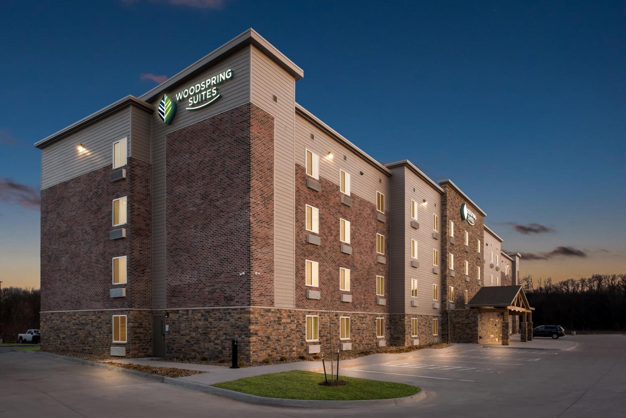 Woodspring Suites Coralville Iowa City Bagian luar foto